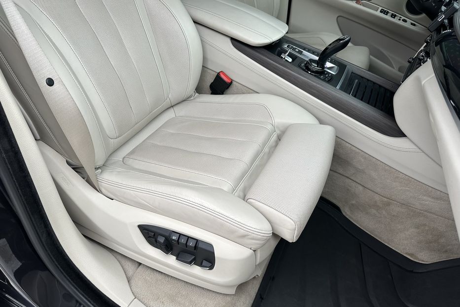Продам BMW X5 Xdrive50I 2015 года в Киеве