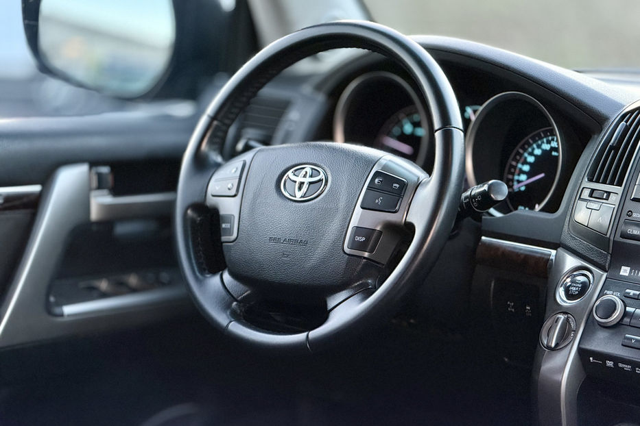Продам Toyota Land Cruiser 200 4.5d AT (235 к.с) 4WD 2010 года в Киеве