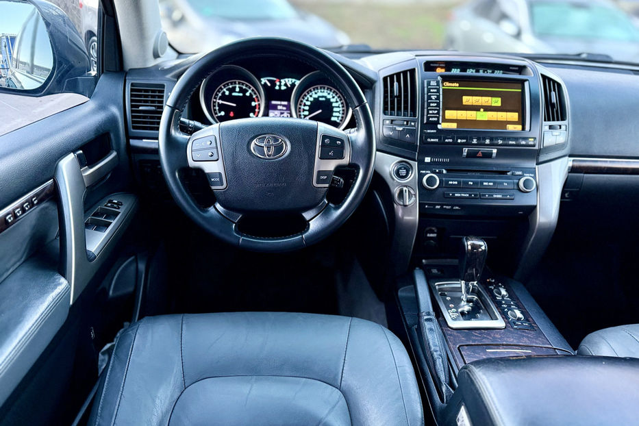 Продам Toyota Land Cruiser 200 4.5d AT (235 к.с) 4WD 2010 года в Киеве
