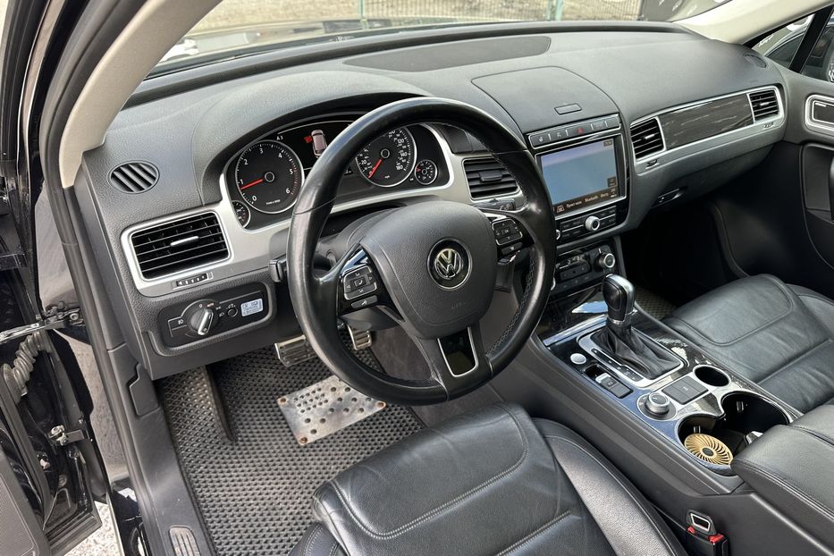Продам Volkswagen Touareg 3.0TDI 2015 года в Киеве