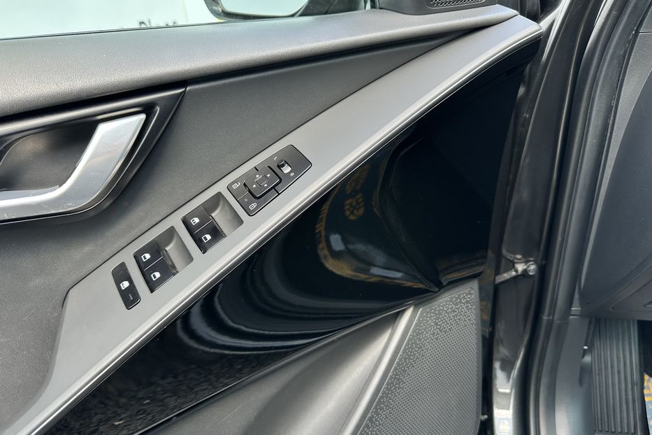 Продам Kia Niro 64 квт 2023 года в Луцке
