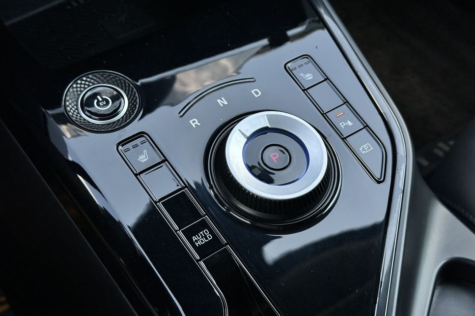 Продам Kia Niro 64 квт 2023 года в Луцке