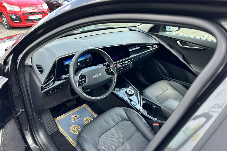 Продам Kia Niro 64 квт 2023 года в Луцке