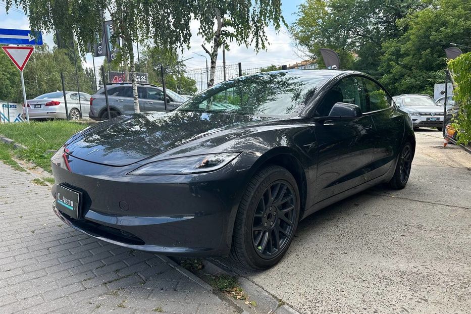 Продам Tesla Model 3 82.5 кВ 2025 года в Черновцах