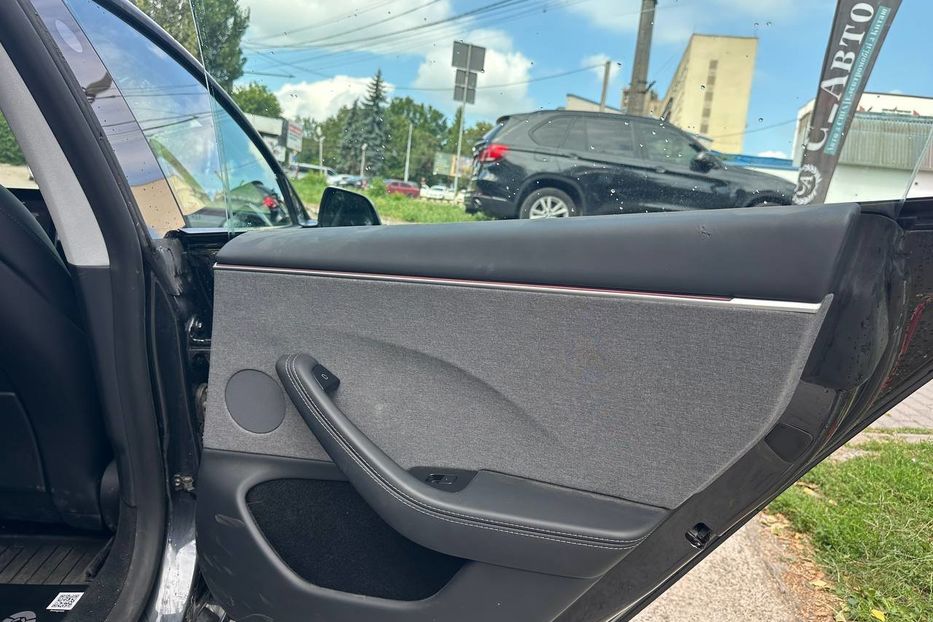 Продам Tesla Model 3 82.5 кВ 2025 года в Черновцах