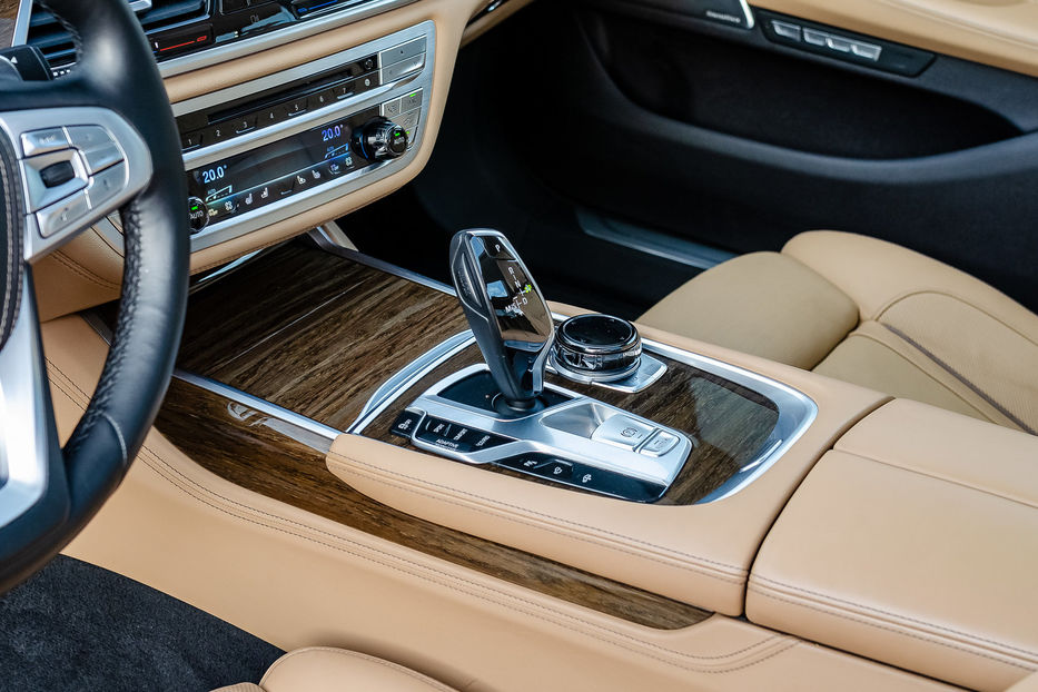 Продам BMW 750 Li Xdrive 2016 года в Киеве