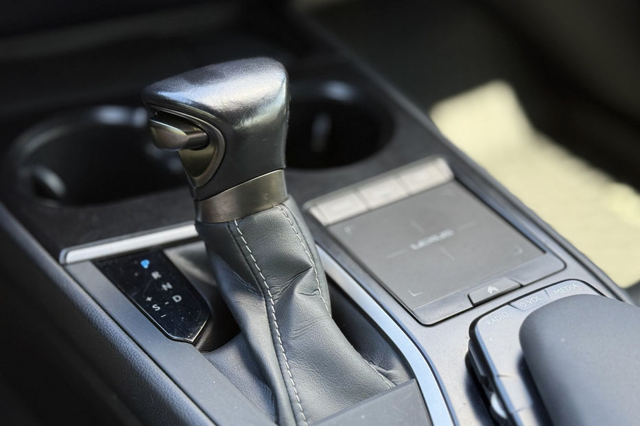 Продам Lexus GX UX 250 H 2022 года в Киеве