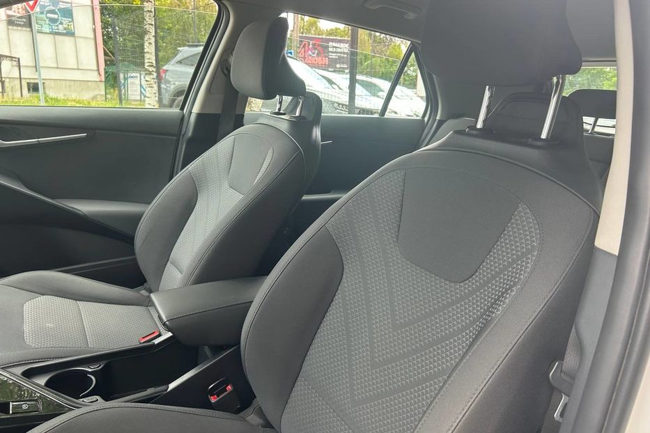 Продам Kia Niro 64кВ 2023 года в Черновцах