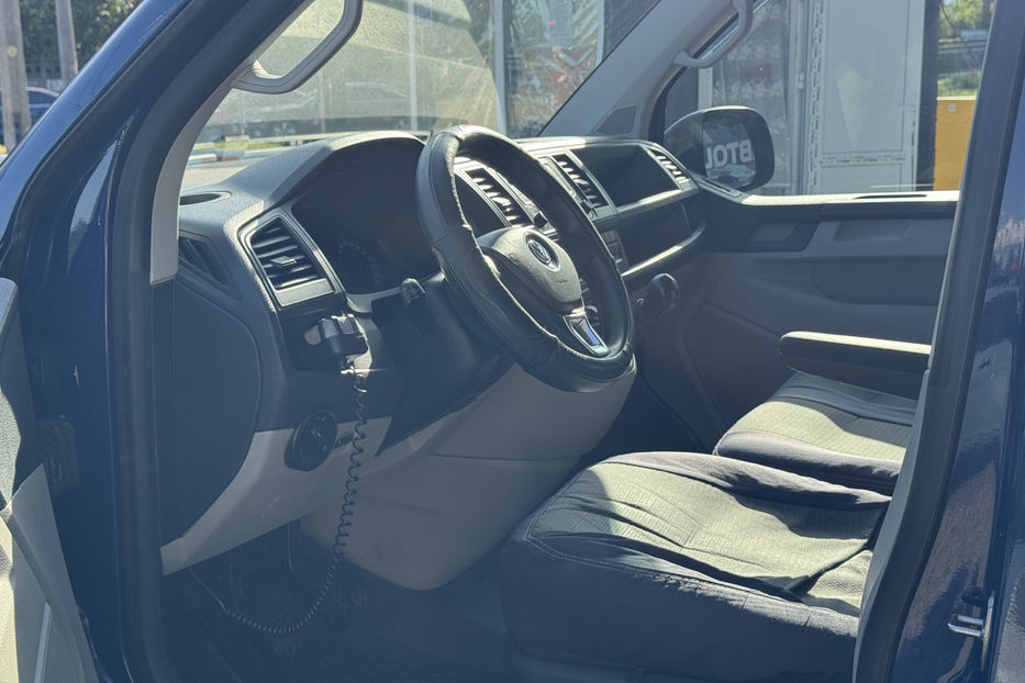 Продам Volkswagen T6 (Transporter) пасс. 2.0D MT (102 к.с.) 2017 года в Киеве
