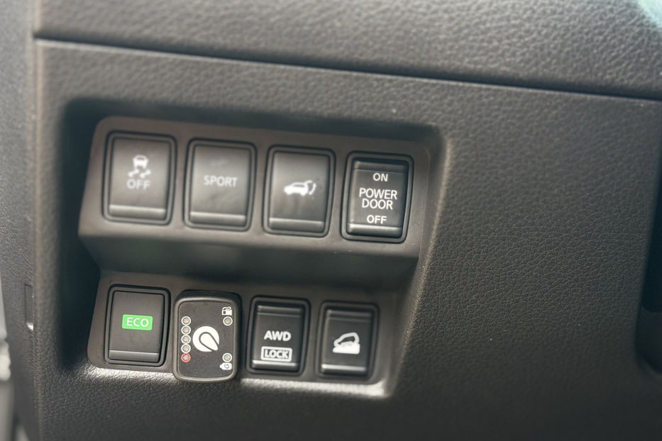 Продам Nissan Rogue  2.5 CVT (170 к.с.) 4WD  •  SL 2015 года в Киеве