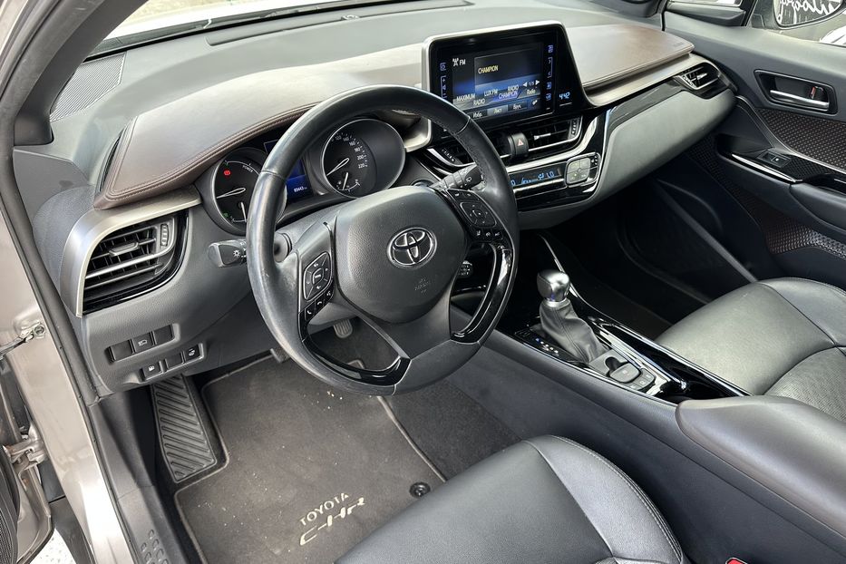 Продам Toyota C-HR Hybrid 2019 года в Киеве
