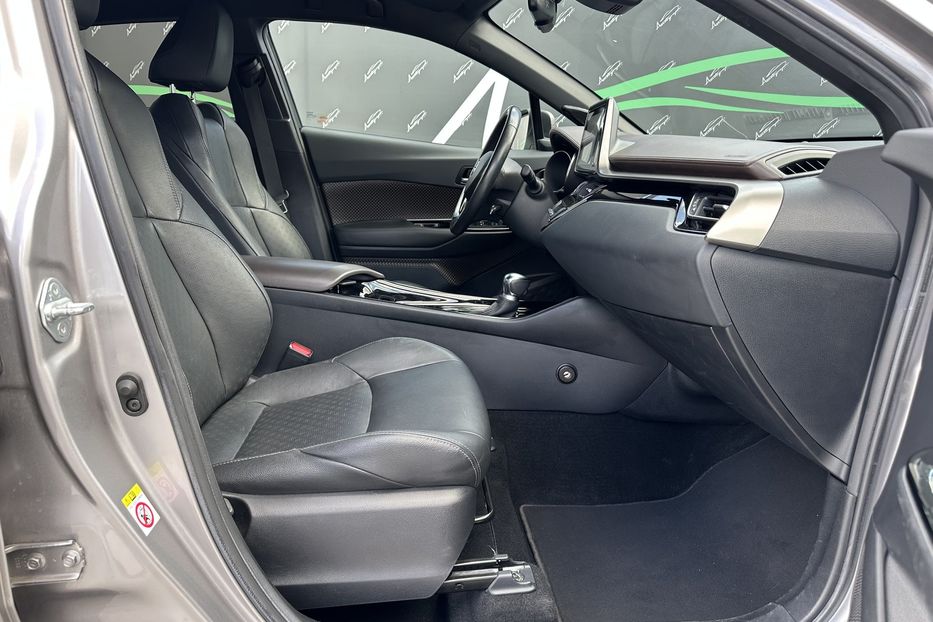 Продам Toyota C-HR Hybrid 2019 года в Киеве
