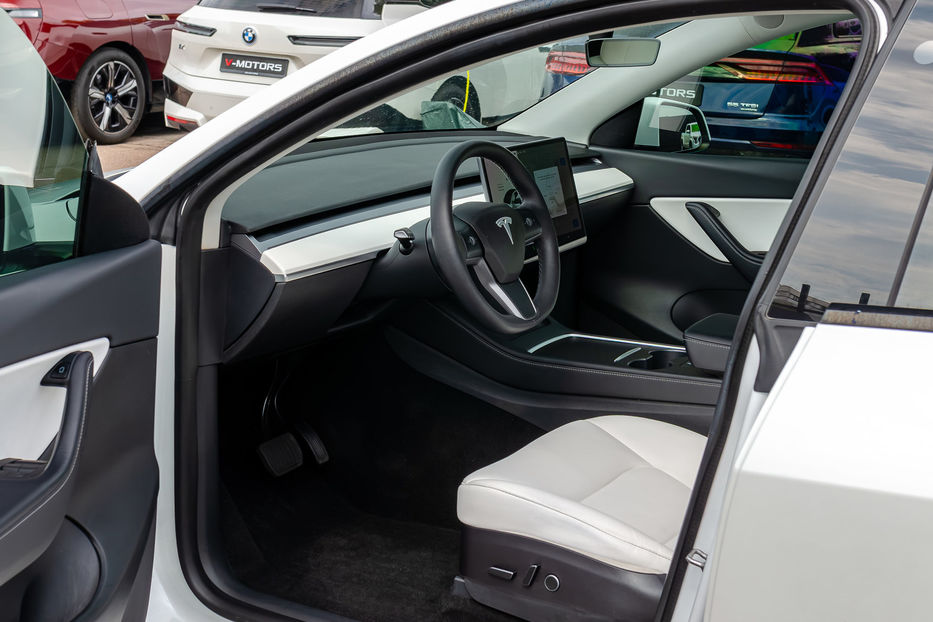 Продам Tesla Model Y Long Range 2022 года в Киеве