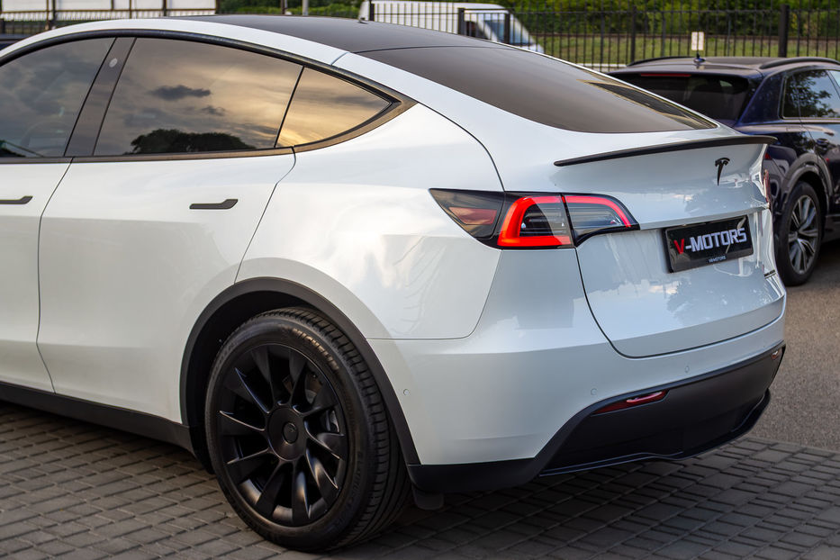 Продам Tesla Model Y Long Range 2022 года в Киеве