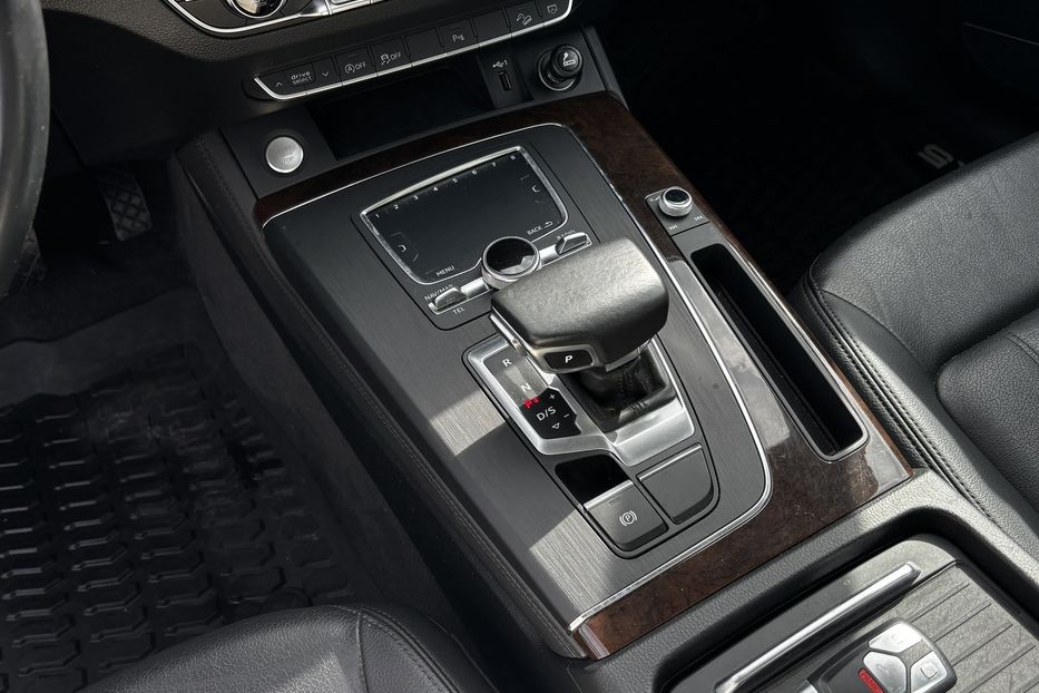 Продам Audi Q5 S-line  2019 года в Львове