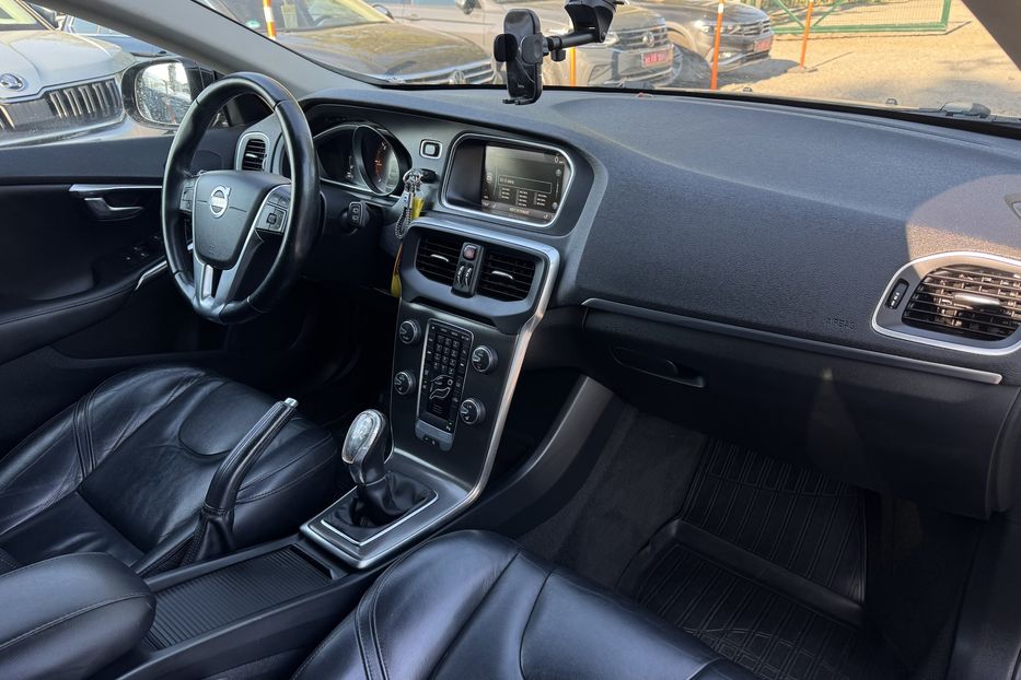 Продам Volvo V40 COMIS  2013 года в г. Умань, Черкасская область