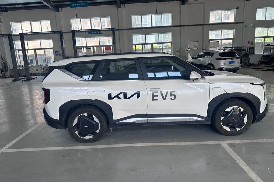 Продам Kia EV6 EV5 Land Edition 64 KW 2023 года в Львове