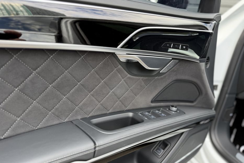 Продам Audi S8 Long Quattro 2023 года в Киеве