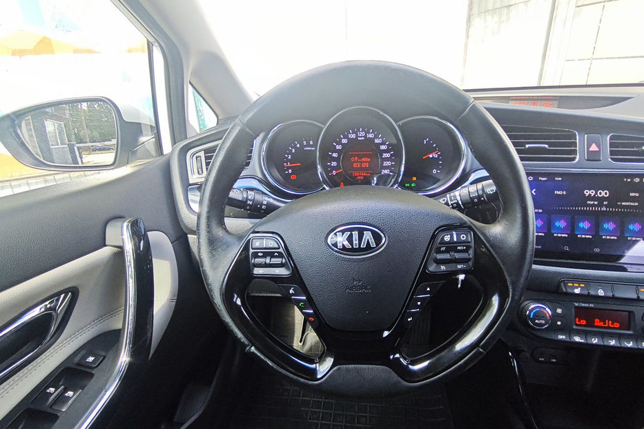 Продам Kia Ceed 1.6D  MT (136 к.с.)   2015 года в Киеве