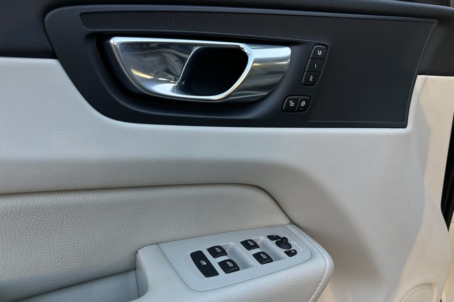 Продам Volvo XC60 B5 AWD 2022 года в Киеве