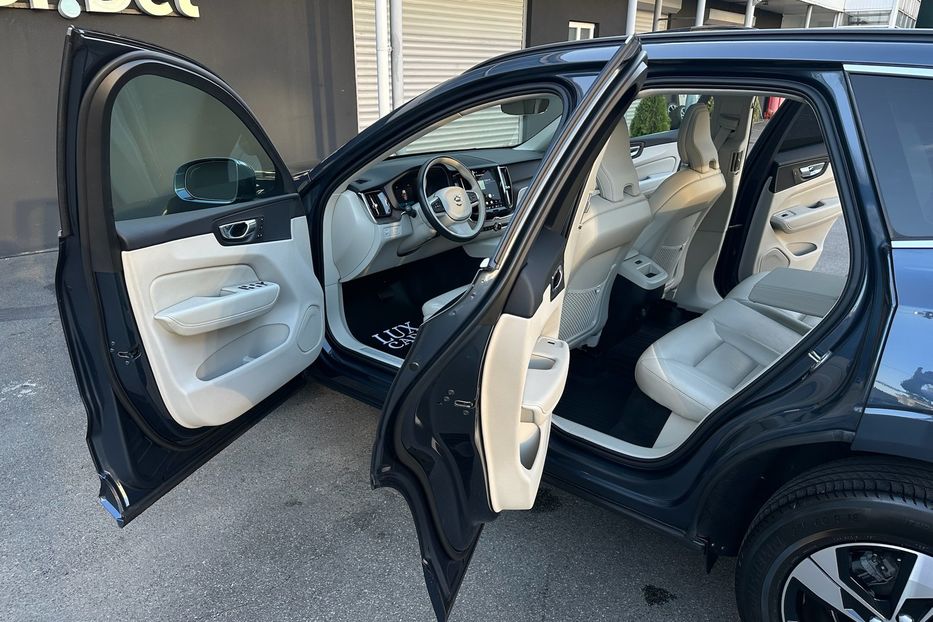 Продам Volvo XC60 B5 AWD 2022 года в Киеве