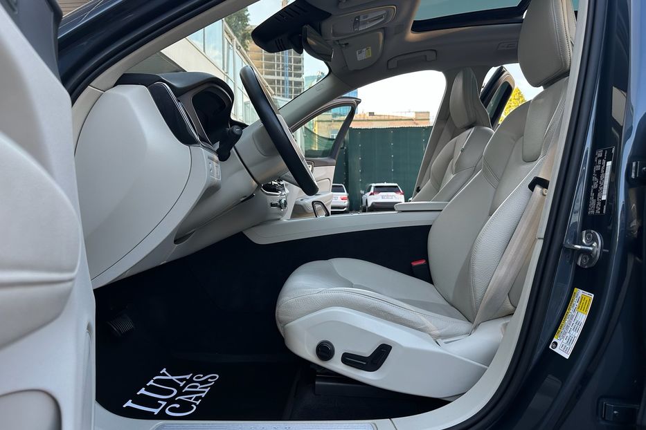 Продам Volvo XC60 B5 AWD 2022 года в Киеве