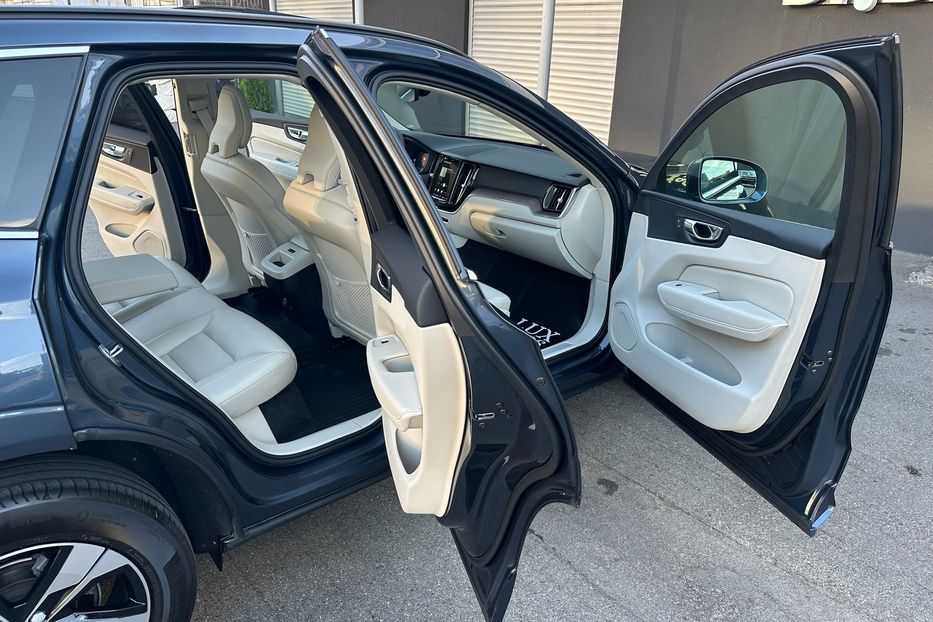 Продам Volvo XC60 B5 AWD 2022 года в Киеве