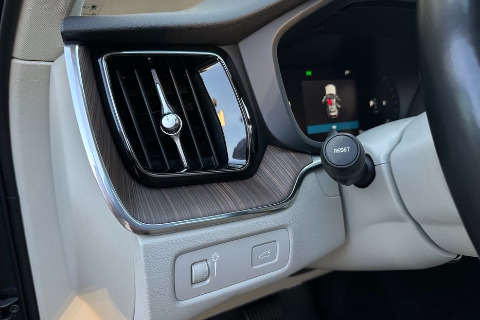 Продам Volvo XC60 B5 AWD 2022 года в Киеве