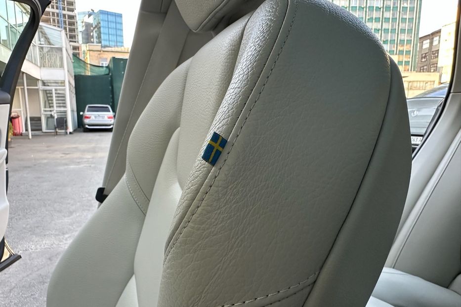 Продам Volvo XC60 B5 AWD 2022 года в Киеве
