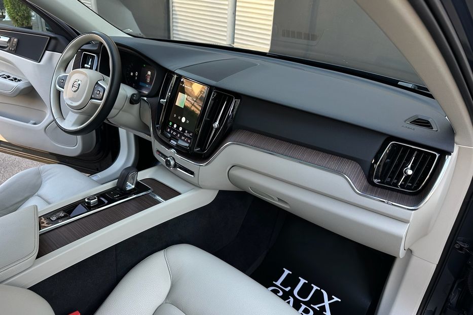 Продам Volvo XC60 B5 AWD 2022 года в Киеве