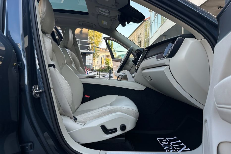 Продам Volvo XC60 B5 AWD 2022 года в Киеве