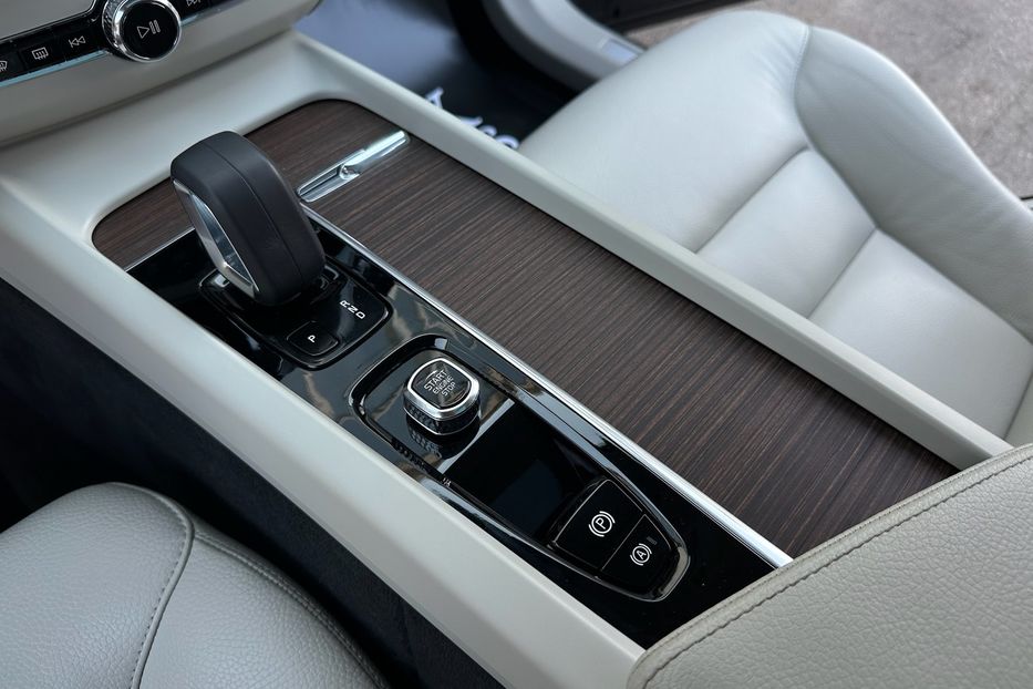 Продам Volvo XC60 B5 AWD 2022 года в Киеве