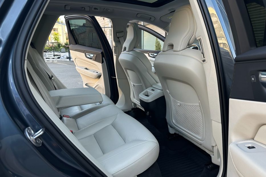 Продам Volvo XC60 B5 AWD 2022 года в Киеве