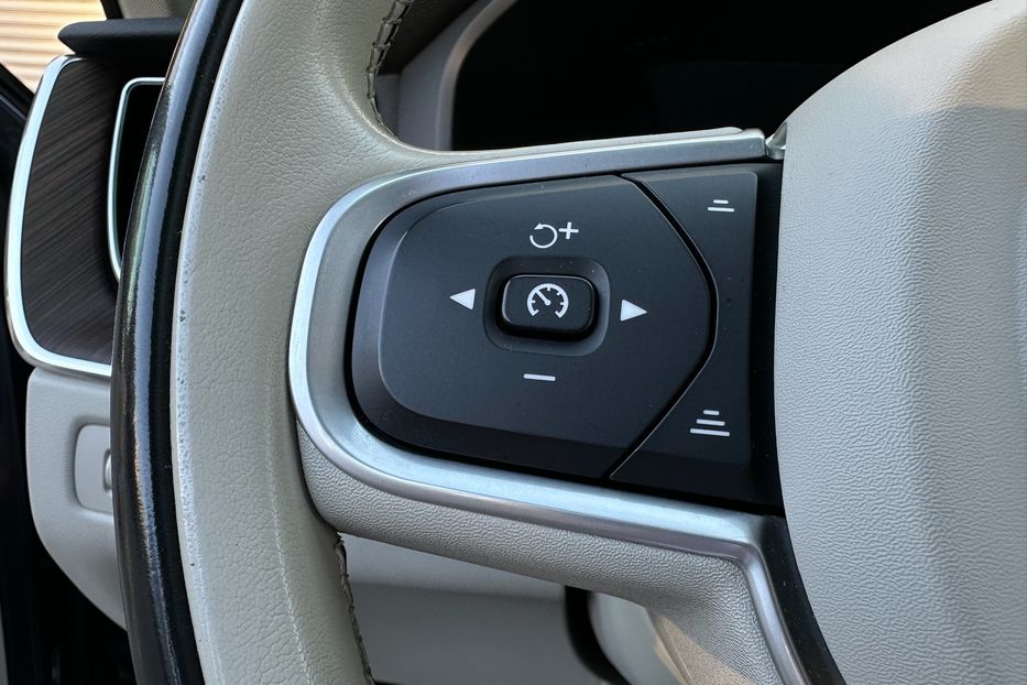 Продам Volvo XC60 B5 AWD 2022 года в Киеве