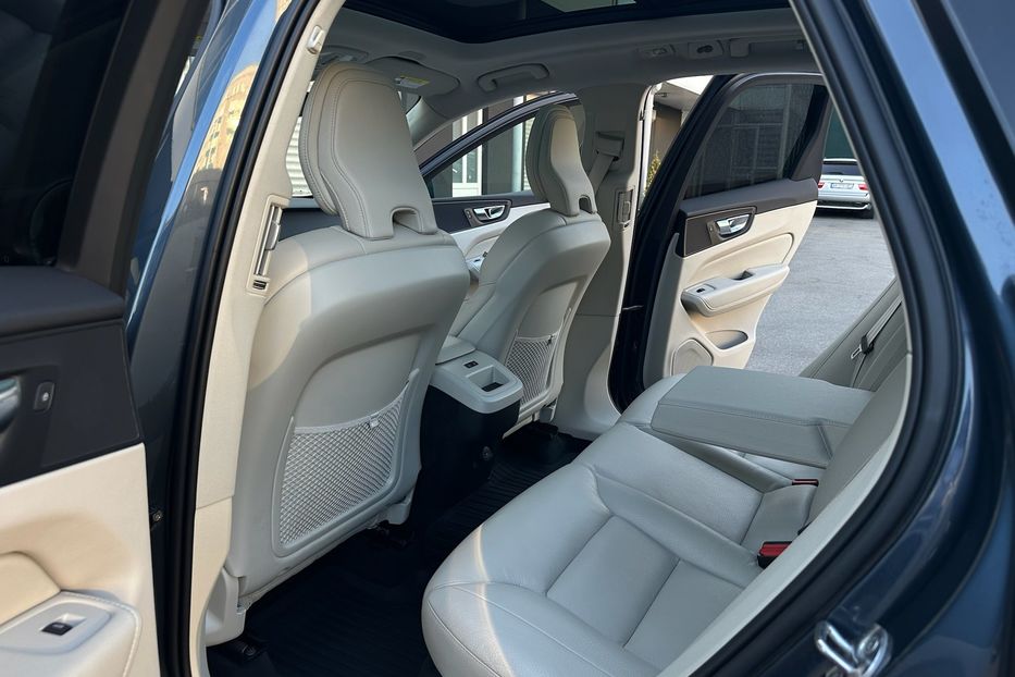 Продам Volvo XC60 B5 AWD 2022 года в Киеве