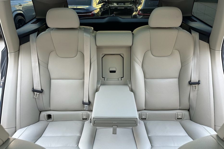 Продам Volvo XC60 B5 AWD 2022 года в Киеве