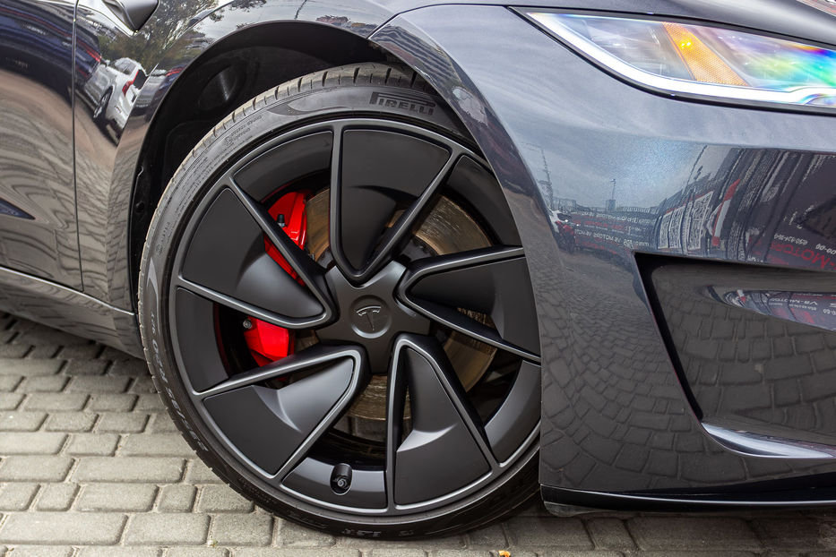 Продам Tesla Model 3 Performance 2024 года в Киеве
