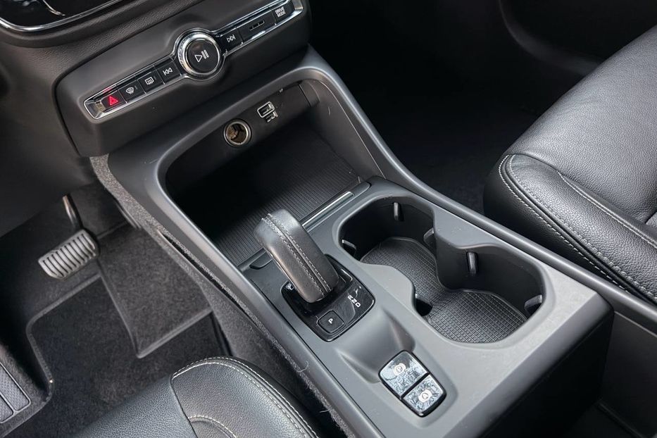 Продам Volvo XC60 XC40, T5 Momentum 2021 года в Киеве