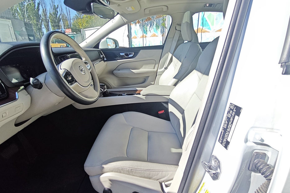 Продам Volvo S60 T5 2.0 AT (250 к.с.) Momentum  2019 года в Киеве
