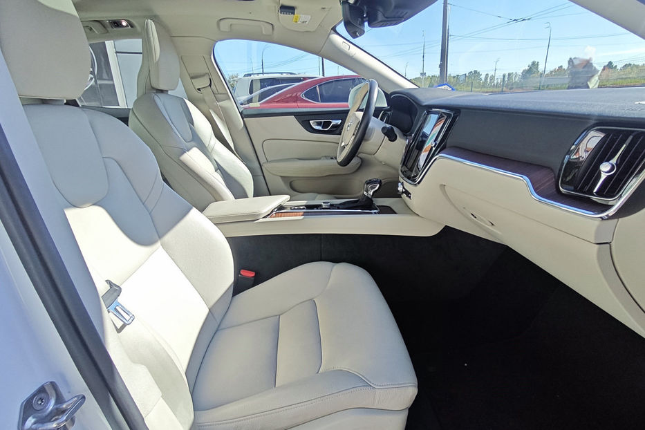 Продам Volvo S60 T5 2.0 AT (250 к.с.) Momentum  2019 года в Киеве