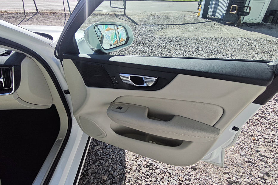 Продам Volvo S60 T5 2.0 AT (250 к.с.) Momentum  2019 года в Киеве