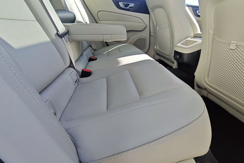 Продам Volvo S60 T5 2.0 AT (250 к.с.) Momentum  2019 года в Киеве