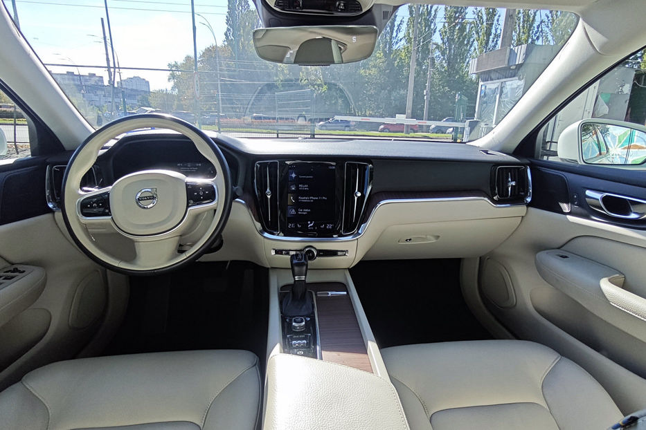 Продам Volvo S60 T5 2.0 AT (250 к.с.) Momentum  2019 года в Киеве
