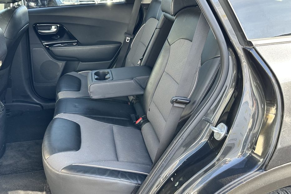 Продам Kia Niro 64 квт 2022 года в Луцке