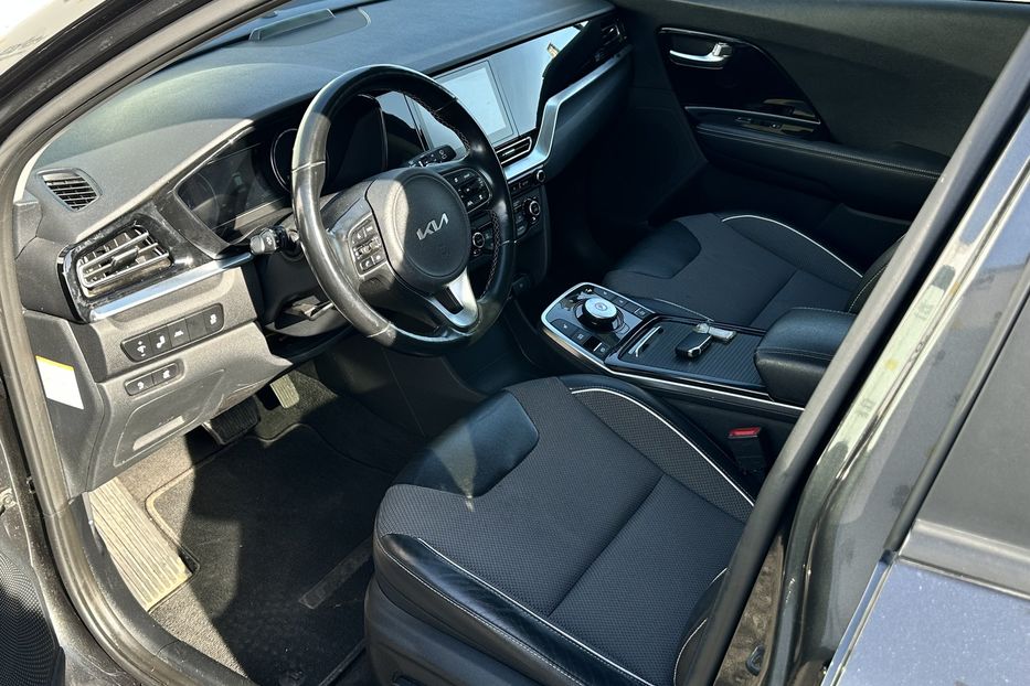 Продам Kia Niro 64 квт 2022 года в Луцке
