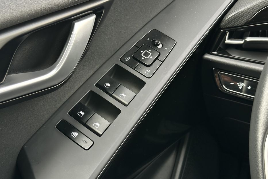 Продам Kia Niro 64 kw 2023 года в Луцке