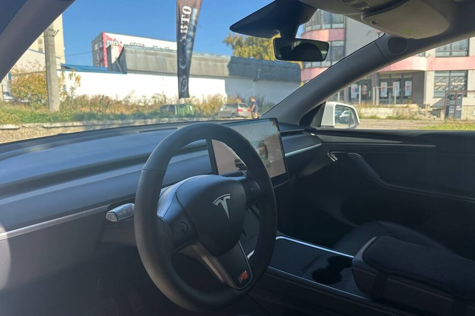 Продам Tesla Model Y 2023 року у Чернівцях