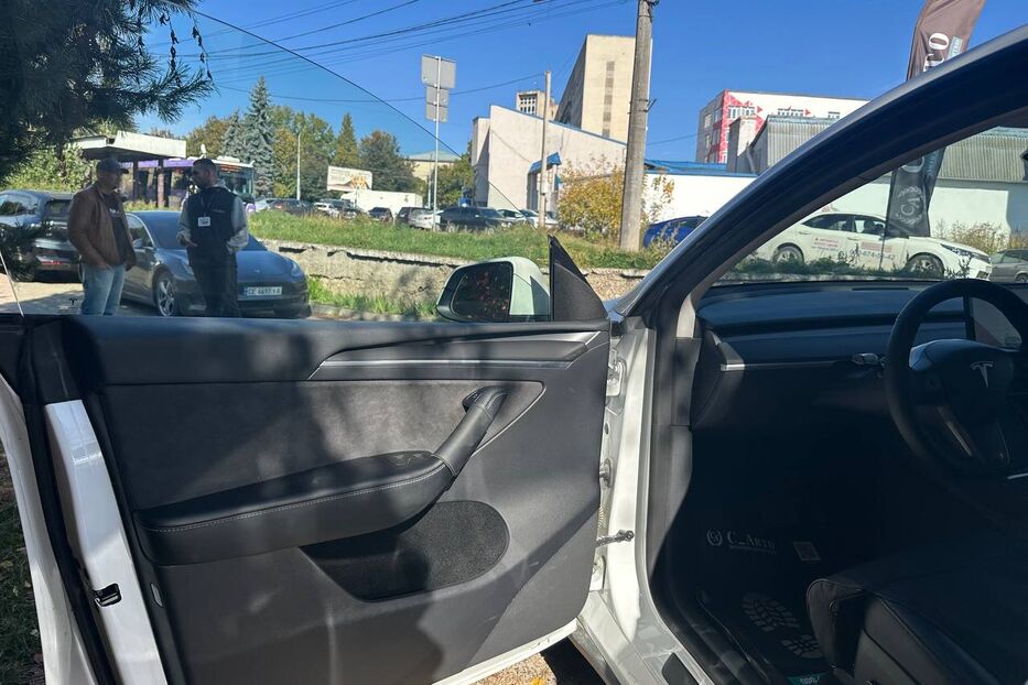 Продам Tesla Model Y 2023 року у Чернівцях