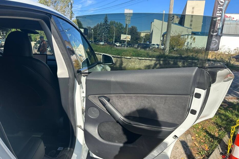 Продам Tesla Model Y 2023 року у Чернівцях