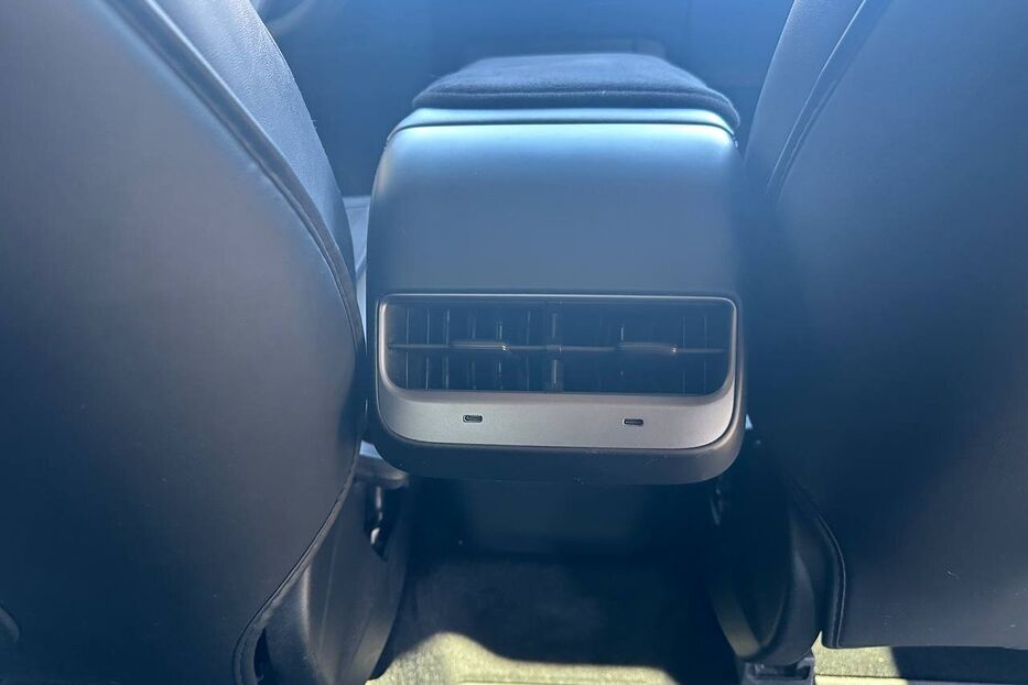 Продам Tesla Model Y 2023 року у Чернівцях